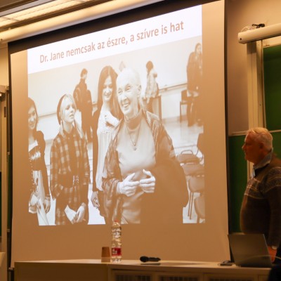 Csimpánzok nyomában Jane Goodallal Pécsett